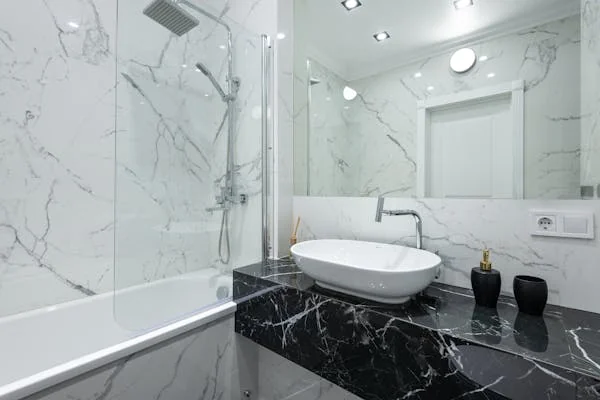 Rénovation salle de bain moderne à Lyon – carrelage grand format et douche italienne